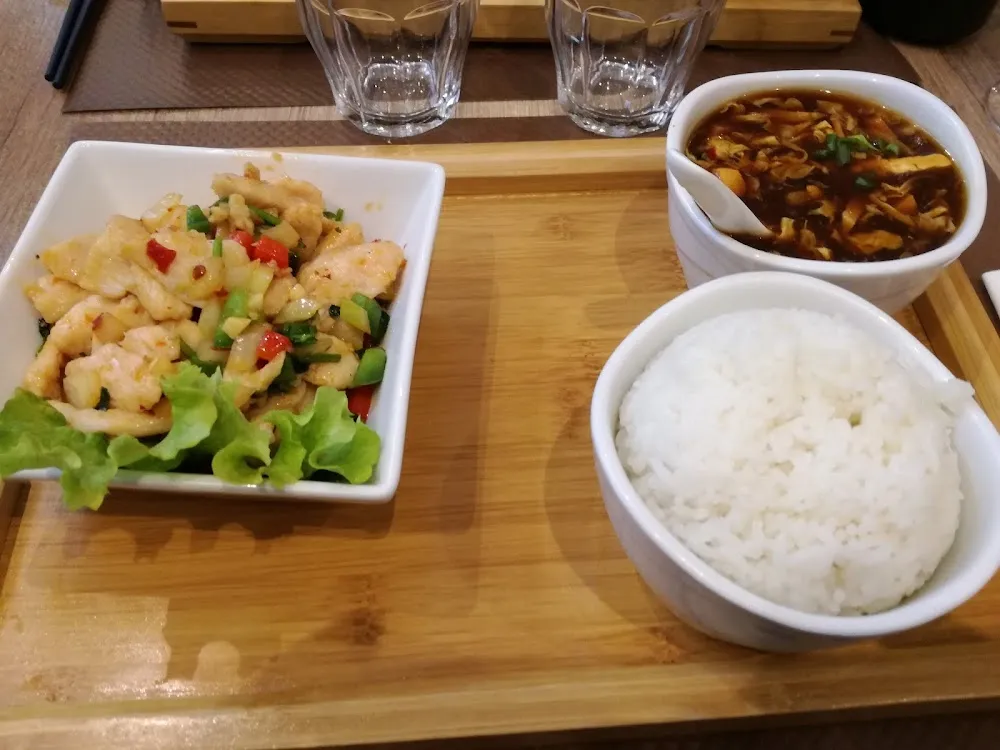 Korianderhühnchen Und Sauer Scharf Suppe